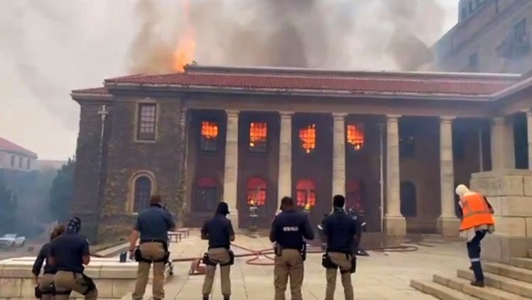 Velký požár na Stolové hoře: Kapské Město v ohrožení, hoří i univerzita